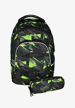 Sac à dos noir et vert à motifs géométriques avec plusieurs compartiments et une trousse à crayons assortie zippée, les deux de marque McNeill.