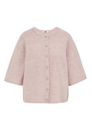 Rosa gerippte Strickjacke mit kurzen Ärmeln, ausgestattet mit einem runden Ausschnitt und sechs hellbeigen Knöpfen vorne. Weiche Textur.