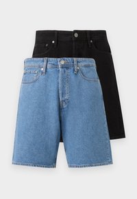 Δύο ζευγάρια τζιν σορτς με μπροστινές τσέπες και θηλιές για ζώνη, το ένα σε ανοιχτό μπλε και το άλλο σε μαύρο, απεικονίζονται σε ανοιχτό φόντο.