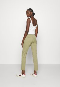Selected Femme SLFMILEY - Chinos - aloe