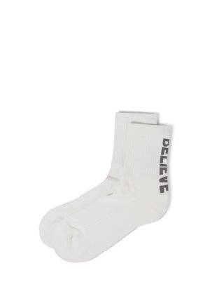 Weiße Crew-Socken mit gerippten Bündchen und dem Wort „DELIVE“ vertikal in Schwarz an der Seite gedruckt.
