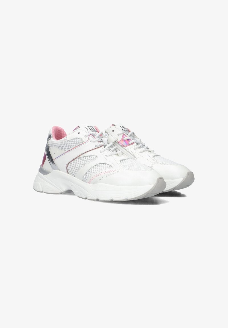 Weiße Sportschuhe mit pinken Akzenten, atmungsaktiven Mesh-Einsätzen und strukturierten Überzügen. Mit grauen Gummisohlen und reflektierenden Details.