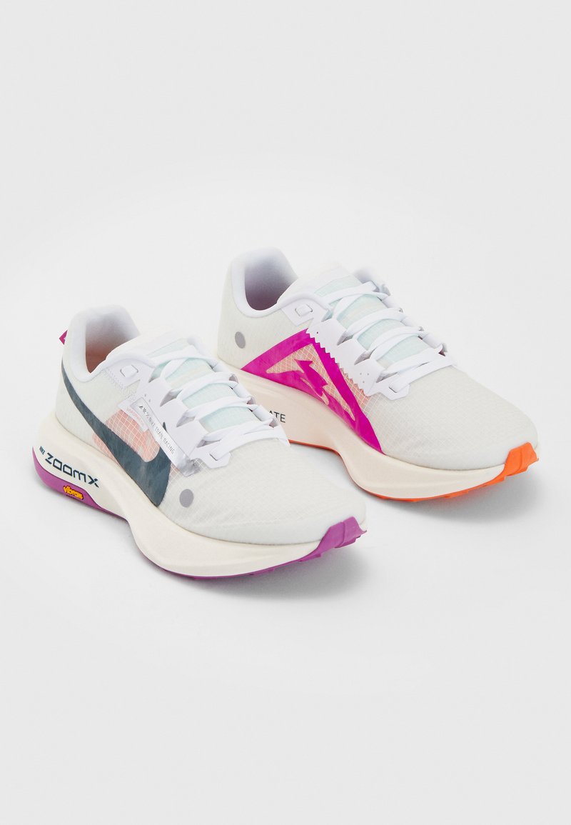 Nike Performance ZOOMX ULTRAFLY - Scarpe da trail running - white/ deep jungle/safety orange