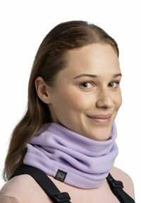 Gaiter de cuello de forro polar morado con una textura suave y una etiqueta de logo, llevado alrededor del cuello, debajo de una correa negra.