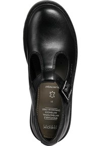 Zapato de cuero negro con diseño recortado, hebilla ajustable y plantilla acolchada. Incluye detalles de la marca y del tamaño impresos en el interior.