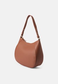 Hnědá texturovaná kožená taška přes rameno, zakřiveného tvaru, s jedním popruhem a zlatými akcenty. Zipové uzavření nahoře.