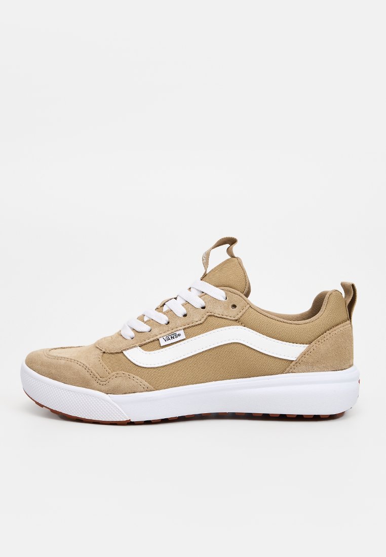 Zapatillas de ante y lona beige con franja lateral blanca, suela de goma y cordones en la parte delantera. Presenta un collar acolchado y un sutil detalle de logo.