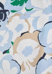 Bloemstof met grote blauwe en crèmekleurige bloemen met groene accenten op een witte achtergrond. Zachte textuur, gladde afwerking.
