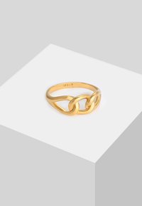 Ring i guldton med sammanflätade länkar, slät yta, stämplad med "925" för silverinnehåll, rundad banddesign.