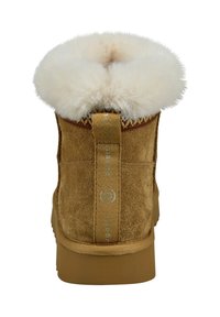 Tan-farbene Wildleder-Stiefeletten mit einem flauschigen weißen Fellkragen, ausgestattet mit einer robusten Gummisohle und einem strukturierten Rückenteil mit Markenlogo.