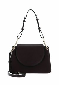 Sac à main en cuir bordeaux foncé avec rabat arrondi, bandoulière ajustable et ferrures dorées. Texture lisse et design minimaliste.