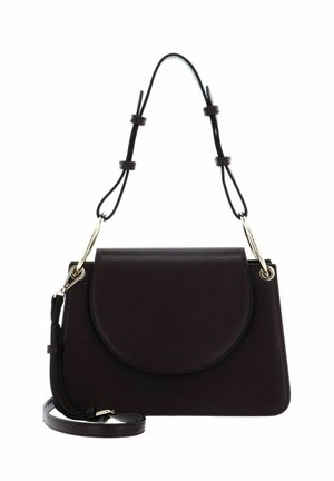 Sac à main en cuir bordeaux foncé avec rabat arrondi, bandoulière ajustable et ferrures dorées. Texture lisse et design minimaliste.