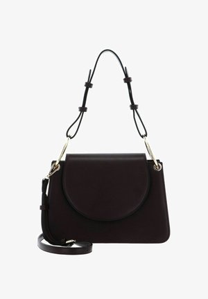 Sac à main en cuir bordeaux foncé avec rabat arrondi, bandoulière ajustable et ferrures dorées. Texture lisse et design minimaliste.