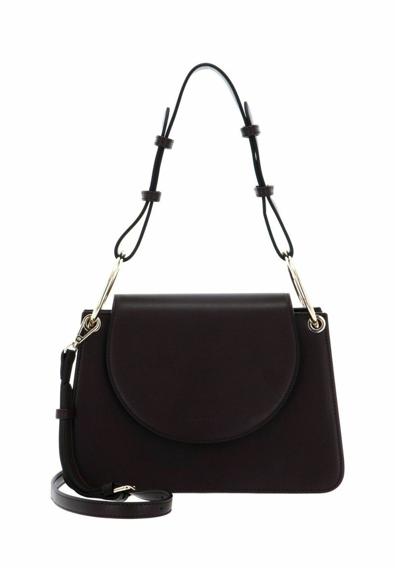 Sac à main en cuir bordeaux foncé avec rabat arrondi, bandoulière ajustable et ferrures dorées. Texture lisse et design minimaliste.