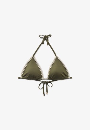 Olivově zelený trojúhelníkový vršek bikin s bílou háčkovanou lemovkou, zavazováním za krkem a na zádech se šňůrkami s kovovými koncovkami.
