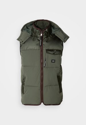 Colete puffer verde oliva com capuz destacável, fecho éclair frontal, detalhes em malha, dois bolsos laterais e um bolso no peito com rótulo da marca.