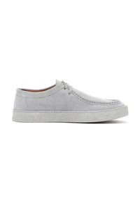 Zapato de ante gris con puntera redonda, detalles de costura mínimos y una suela texturizada de color gris claro. Diseñado para uso casual.