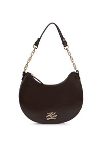 Sac à main en cuir marron avec une silhouette incurvée, matériel doré et un accent logo voyant. Chaîne réglable et bandoulière en cuir incluses.