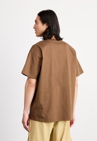 Carhartt WIP CHASE - Paprasti marškinėliai - chocolate/gold