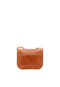 Borsa a tracolla in pelle tan con texture liscia, forma arrotondata e tasca con zip frontale. Presenta spallacci corti e cuciture ordinate.