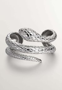 Pulsera de serpiente plateada con un diseño de escamas texturizadas, forma entrelazada, acabado pulido y superficie interior suave.