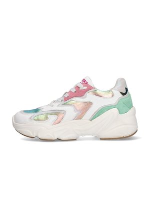 Witte sneaker met iriserende accenten in roze en groen, gestructureerde panelen, dikke zool en meerdere veterogen.