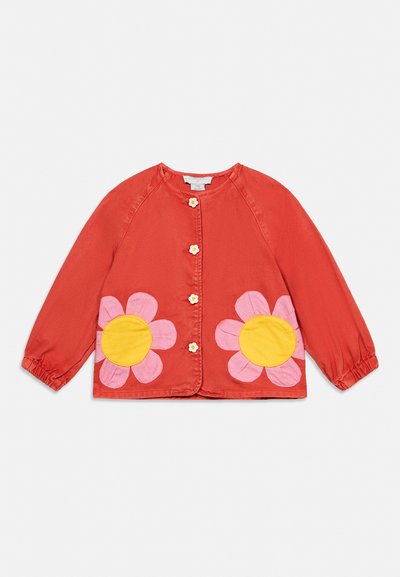 Veste rouge à manches longues pour enfants avec des patchs de fleurs roses et jaunes sur les poches avant et de petits boutons en forme de fleurs au centre.