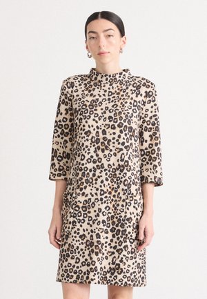 Leopardprint jurk met een hoge kraag, driekwart mouwen en zijzakken, gemaakt van een zachte, gestructureerde stof in beige en bruine tinten.
