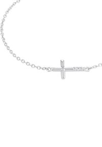 Collana in argento con un pendente a croce minimalista, caratterizzato da una finitura liscia e sottili accenti di diamante su un lato.