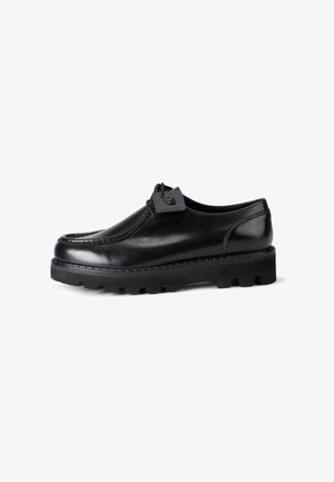 Zwarte leren schoen met een ronde neus, textuurnaadwerk, accentueert met blauwe details en een dikke rubberen zool voor extra grip.