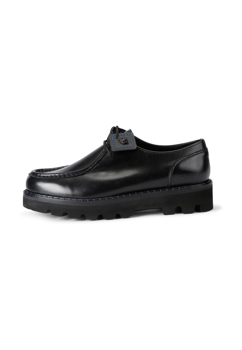 Zwarte leren schoen met een ronde neus, textuurnaadwerk, accentueert met blauwe details en een dikke rubberen zool voor extra grip.