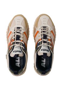 Beige sneakers met multikleurige accenten, mesh- en suède materialen, gestructureerde zolen en contrasterende veters. Voorzien van een logo op de inlegzolen.