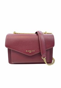 Borsa a tracolla in pelle bordeaux con tracolla in catena dorata e "GAËLLE Paris" impresso in oro sul flap anteriore.