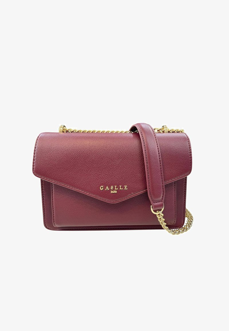 Borsa a tracolla in pelle bordeaux con tracolla in catena dorata e "GAËLLE Paris" impresso in oro sul flap anteriore.