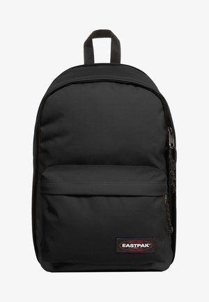 Mochila Eastpak negra hecha de un tejido duradero, con un compartimento principal, un bolsillo frontal y un asa en bucle para facilitar el transporte.