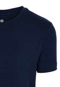 Marineblå bomulds T-shirt med rund halsudskæring, korte ærmer og en glat tekstur. Har et lille mærke nær halsudskæringen.