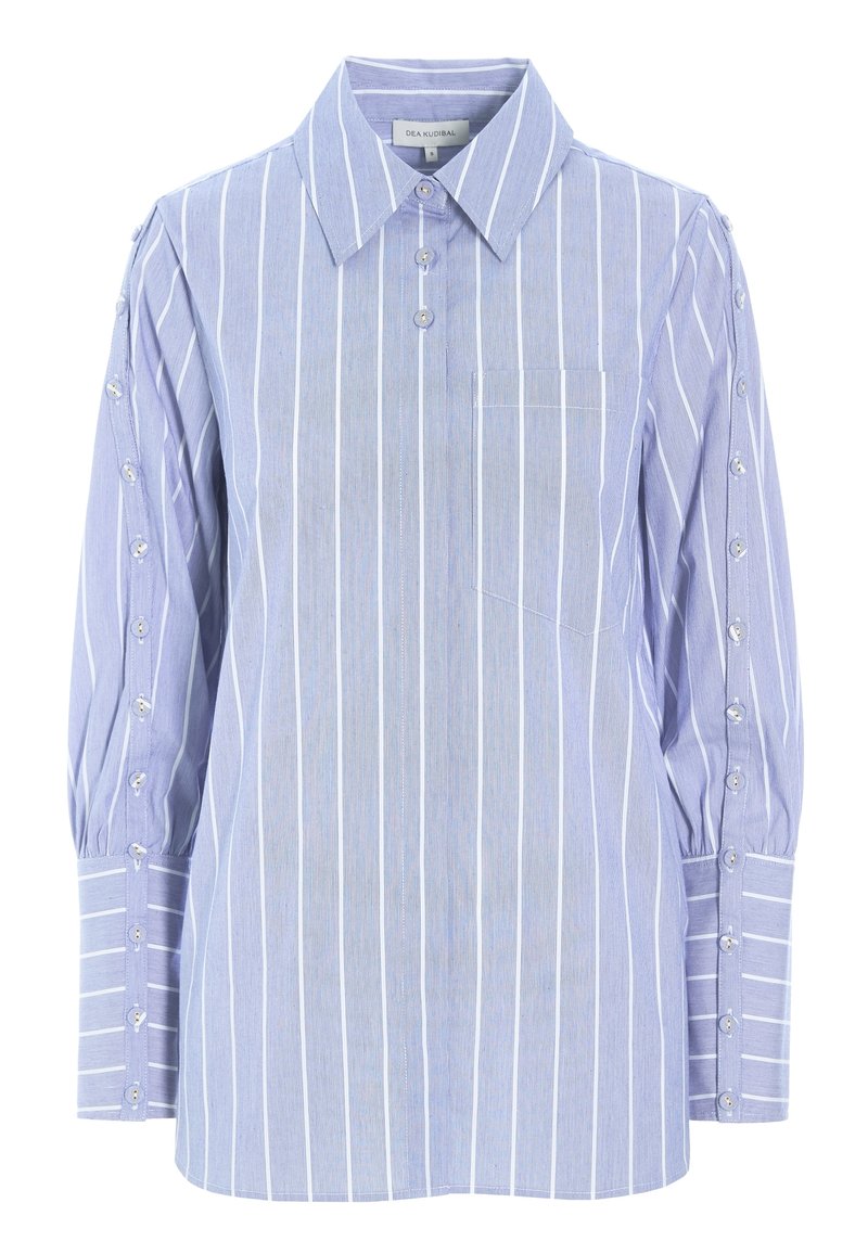 Chemise rayée bleu clair avec manches longues bouffantes, boutons décoratifs aux poignets et une poche poitrine unique. Fabriquée en tissu tissé.