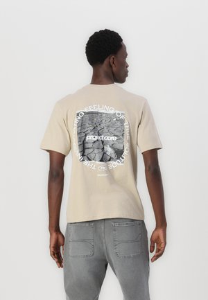 JCOTARMAC COLLAGE BACK TEE CREW NECK - Print T-shirt - pure cashmere