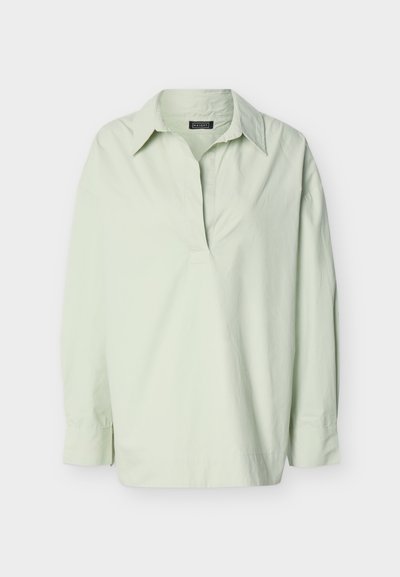 Πράσινο ανοιχτό πουκάμισο με μακριά μανίκια, γιακά, άνοιγμα σε σχήμα V και κουμπωτά μανίκια, σε λευκό φόντο.