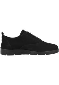 Scarpe in suede nero caratterizzate da un profilo basso, un design con lacci e una tomaia testurizzata con una suola in gomma nera spessa e testurizzata.