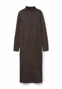 Długa brązowa dziana sukienka z wysokim kołnierzem, długimi rękawami i prostym krojem. Miękka faktura, minimalistyczny design, brak widocznych wzorów.