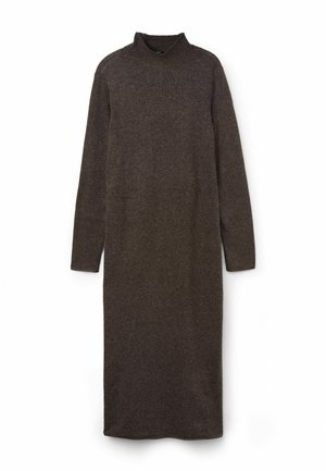 Długa brązowa dziana sukienka z wysokim kołnierzem, długimi rękawami i prostym krojem. Miękka faktura, minimalistyczny design, brak widocznych wzorów.