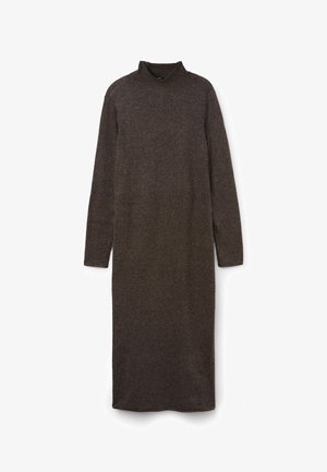 Lange bruine gebreide jurk met een hoge kraag, lange mouwen en een rechte silhouet. Zachte textuur, minimalistisch ontwerp, geen zichtbare patronen.