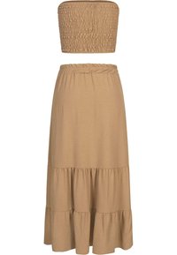 Tweedelige set met een gesmokte, strapless top en een gelaagde, enkel-lange rok. Beide zijn gemaakt van een lichtbruine, zachte stof.