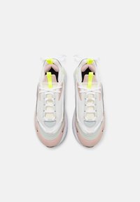 Sneaker im Multicolor-Design mit weichen Materialien in Rosa, Weiß und Grau, hellgelben Akzenten und strukturierten Überzügen.