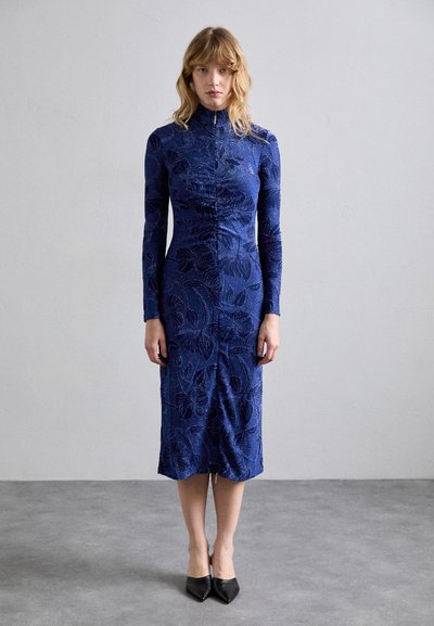 Stine Goya GATHERED LONG SLEEVE MIDI DRESS - Etuikleid - blue/multi-coloured