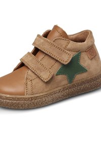 Scarpa in suede e pelle marrone con dettagli verde a forma di stella, doppie chiusure in Velcro e suola in gomma testurizzata. Forma compatta e arrotondata.