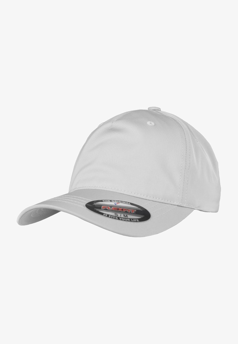 Valge pesapallikiiver, mis on valmistatud siledast kangast, millel on kumer varjutaja ja reguleeritav vöö. Esiküljel on Flexfit logo kleebis.