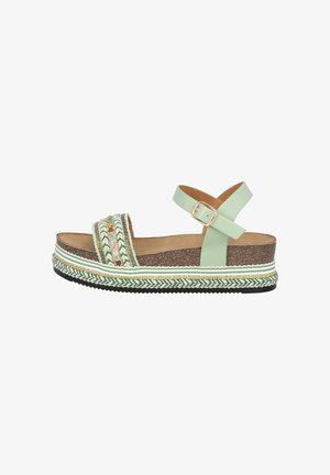 Platform sandalen met een lichtgroene synthetische bovenkant, gevlochten patroon details, kurken middenzool en zwarte rubberen buitenzool. Gespsluiting.