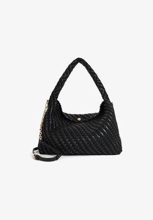 Zwarte geweven handtas in hobo-vorm, met een gestructureerd oppervlak, een gouden accent en een afneembare schouderband. Het heeft één gevlochten handvat.